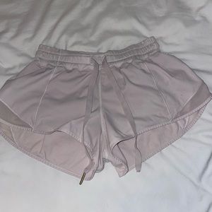 Lululemon Hotty Hot Shorts 2.5” (old style) Size 6 Light Pink/Purple